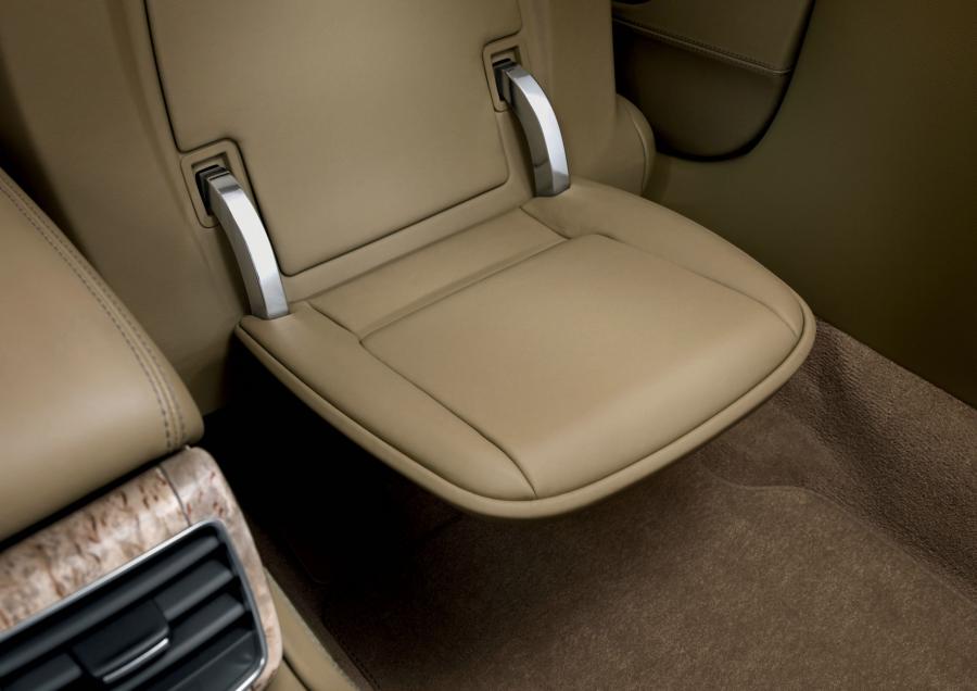 Детали интерьера Audi A8L W12 Quattro (D4) 2010 года  (WW) (фото 24 из 35)